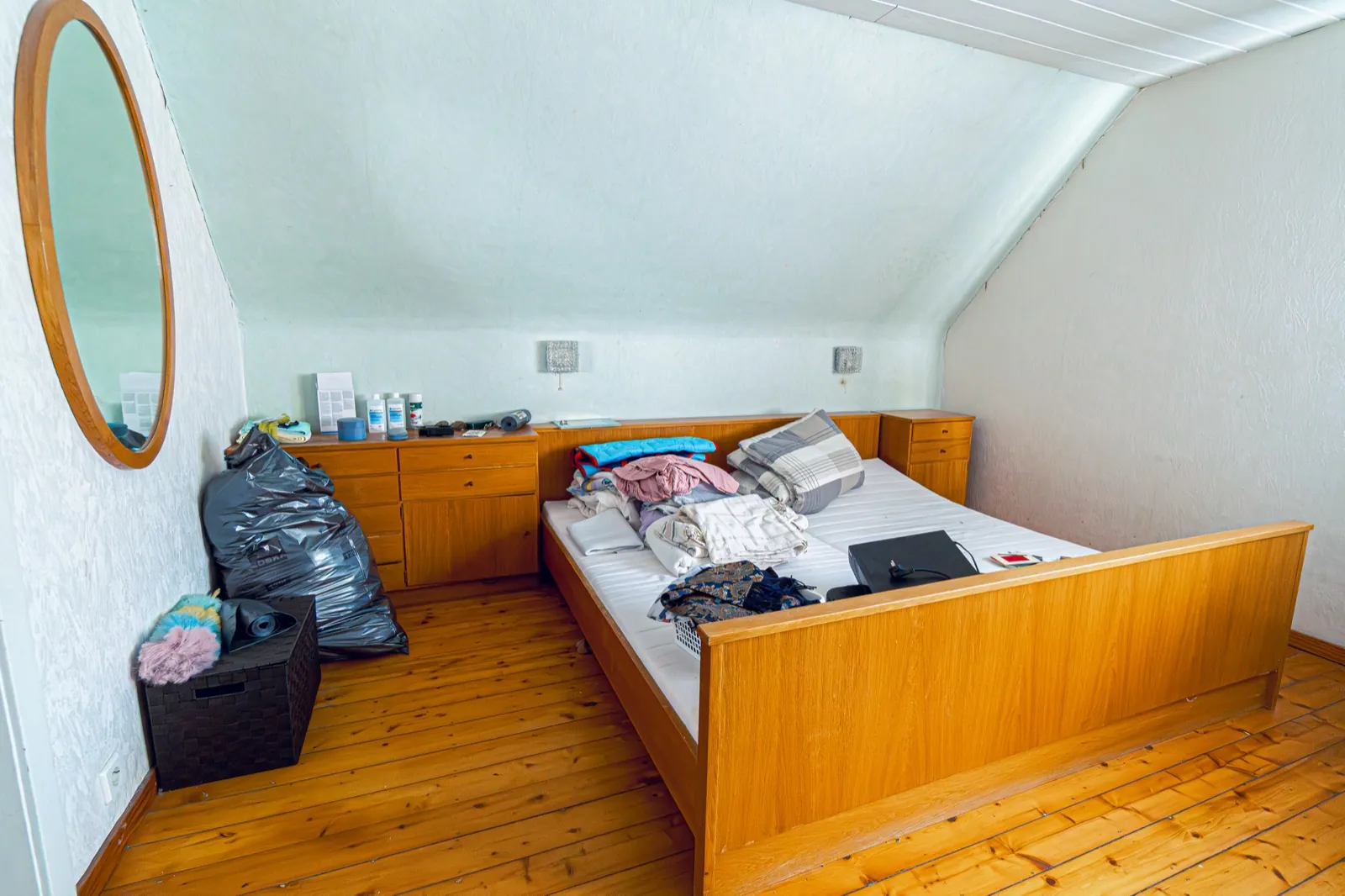 Vorher: Schlafzimmer mit Bettwäsche