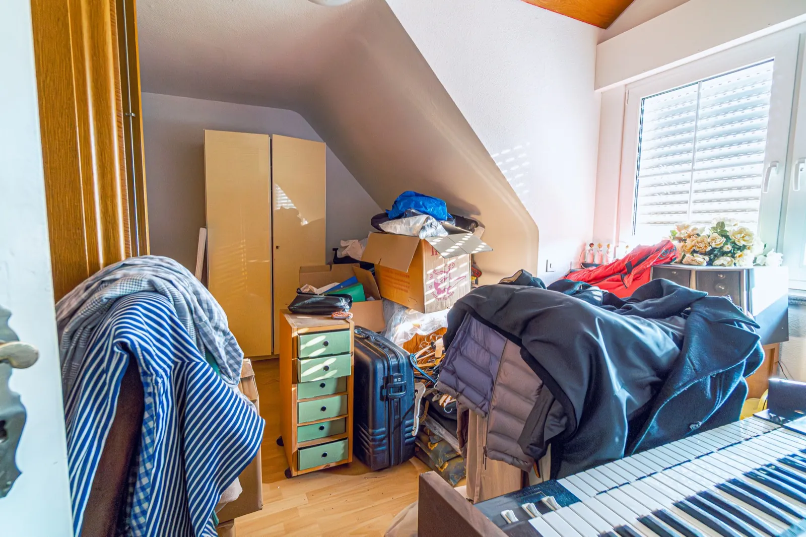 Vorher: Vollgestelltes Kinderzimmer