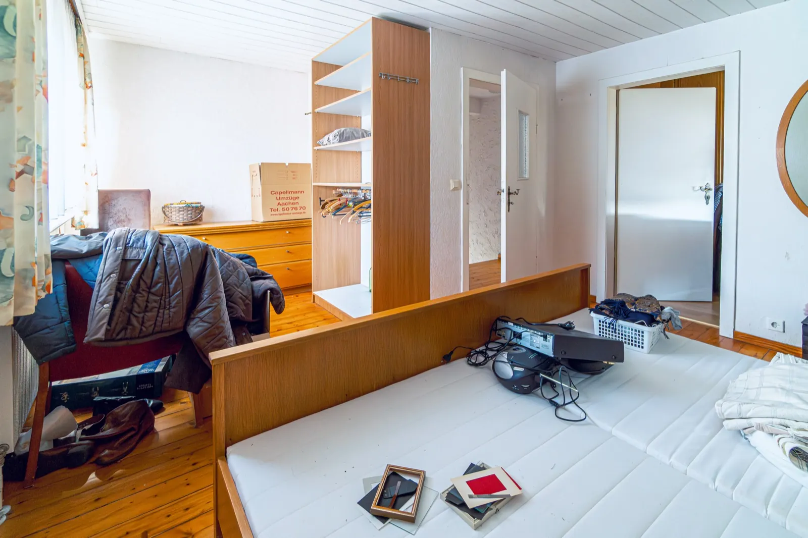 Vorher: Vollständig eingerichtetes Schlafzimmer